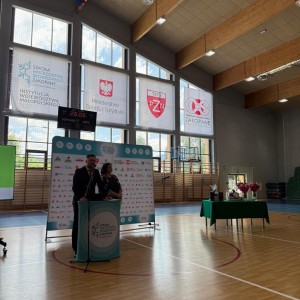 Zdjęcie przedstawia społeczność szkolną SMS Zakopane podczas uroczystego zakończenia roku szkolnego 2025/2026