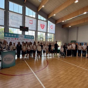 Zdjęcie przedstawia społeczność szkolną SMS Zakopane podczas uroczystego zakończenia roku szkolnego 2025/2026