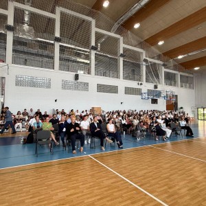 Zdjęcie przedstawia społeczność szkolną SMS Zakopane podczas uroczystego zakończenia roku szkolnego 2025/2026