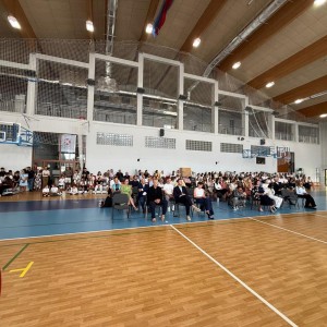 Zdjęcie przedstawia społeczność szkolną SMS Zakopane podczas uroczystego zakończenia roku szkolnego 2025/2026