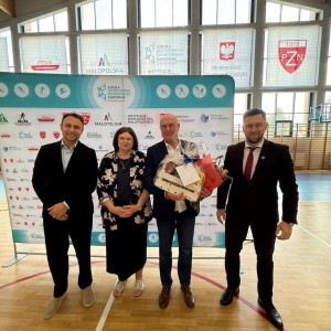 Zdjęcie przedstawia społeczność szkolną SMS Zakopane podczas uroczystego zakończenia roku szkolnego 2025/2026