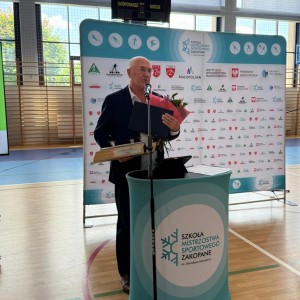 Zdjęcie przedstawia społeczność szkolną SMS Zakopane podczas uroczystego zakończenia roku szkolnego 2025/2026