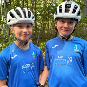 Zdjęcie przedstawia uczestników obozu sportowego UKS przy SMS Zakopane w Jarosławcu