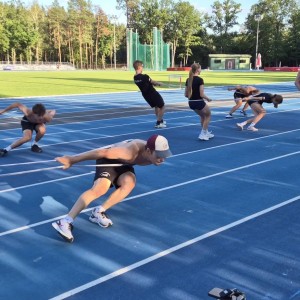 Zdjęcie przedstawia zawodników SMS Zakopane podczas wakacyjnego zgrupowania sportowego w Tomaszowie Mazowieckim